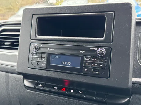 HN23GVM Renault Master LM35dCi 135 Business+ Medium Roof Van Thumbnail #17