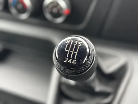 HN23GVM Renault Master LM35dCi 135 Business+ Medium Roof Van Thumbnail #19