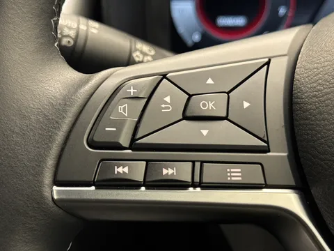 DY74WZR Nissan Juke 1.0 DiG-T N-Connecta 5dr Thumbnail #21