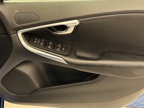 YW19UFA Volvo V40 T2 [122] R DESIGN Edition 5dr Thumbnail #21