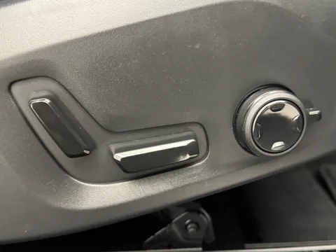 DT25AZL Volvo XC60 2.0 B5P Plus Dark 5dr AWD Geartronic Thumbnail #21