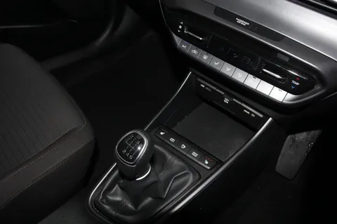 MM22YOF Hyundai i20 1.0T GDi 48V MHD Premium 5dr Thumbnail #21