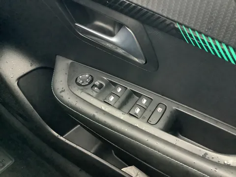 DA72LFP Peugeot 208 1.2 PureTech 100 Allure Premium + 5dr Thumbnail #31