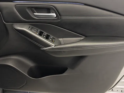 DS74UGM Nissan Qashqai 1.3 DiG-T MH 158 N-Connecta [Glass Rf] 5dr Xtronic Thumbnail #17