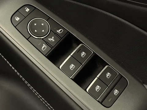 DS74UGM Nissan Qashqai 1.3 DiG-T MH 158 N-Connecta [Glass Rf] 5dr Xtronic Thumbnail #18