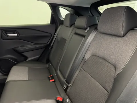 DS74UGM Nissan Qashqai 1.3 DiG-T MH 158 N-Connecta [Glass Rf] 5dr Xtronic Thumbnail #29