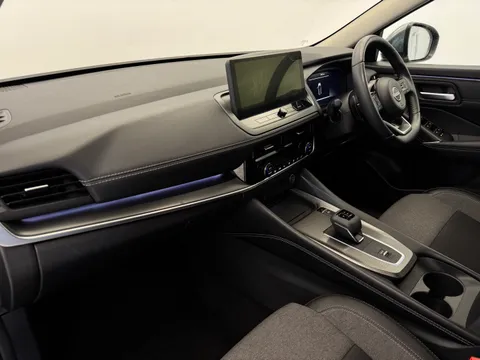 DS74UGM Nissan Qashqai 1.3 DiG-T MH 158 N-Connecta [Glass Rf] 5dr Xtronic Thumbnail #32