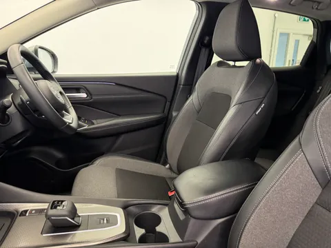 DS74UGM Nissan Qashqai 1.3 DiG-T MH 158 N-Connecta [Glass Rf] 5dr Xtronic Thumbnail #33