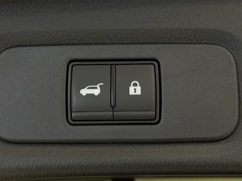 DT74UUL Nissan Qashqai 1.3 DiG-T MH Tekna 5dr Thumbnail #11