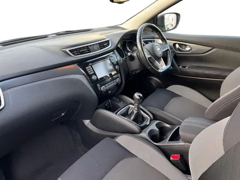 DX67SUU Nissan Qashqai 1.2 DiG-T N-Connecta [Glass Roof Pack] 5dr Thumbnail #11