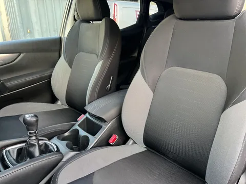 DX67SUU Nissan Qashqai 1.2 DiG-T N-Connecta [Glass Roof Pack] 5dr Thumbnail #17