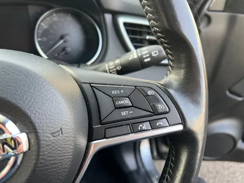 DX67SUU Nissan Qashqai 1.2 DiG-T N-Connecta [Glass Roof Pack] 5dr Thumbnail #24