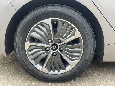 FX69XSV Hyundai Ioniq 1.6 GDi Plug-in Hybrid Premium SE 5dr DCT Thumbnail #11