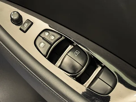 19 of 36 for Nissan LEAF 110kW N-Connecta 39kWh 5dr Auto