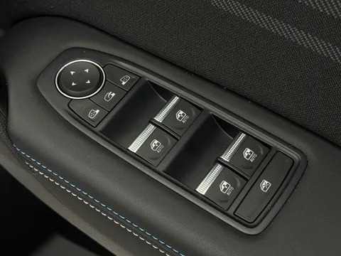 KO25UOP Renault Captur 1.6 E-Tech Full Hybrid 145 Esprit Alpine 5dr Auto Thumbnail #18