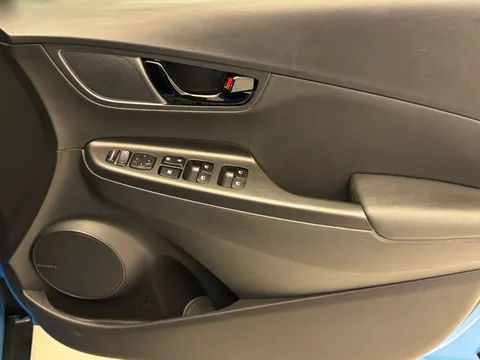 17 of 40 for Hyundai Kona 1.6 GDi Hybrid Premium SE 5dr DCT