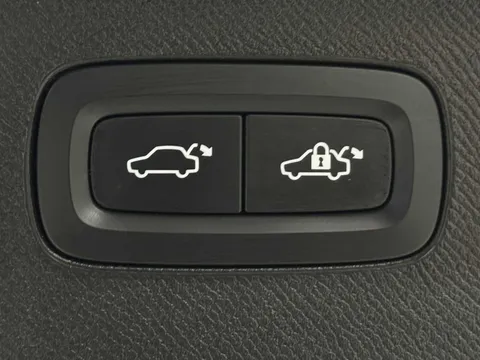 DP72GZA Volvo XC90 2.0 B5P Ultimate Dark 5dr AWD Geartronic Thumbnail #29