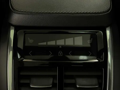 DP72GZA Volvo XC90 2.0 B5P Ultimate Dark 5dr AWD Geartronic Thumbnail #32