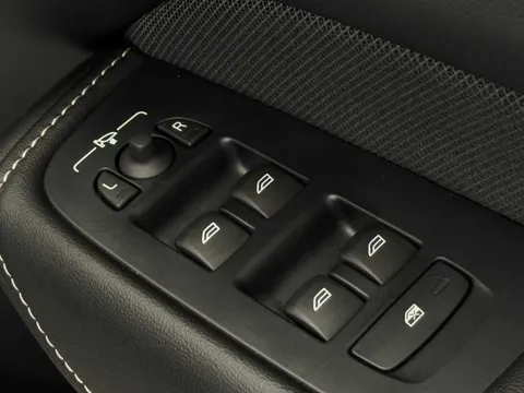FL71ZSU Volvo XC60 2.0 B5P R DESIGN 5dr Geartronic Thumbnail #29