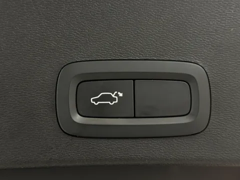 WK70XLL Volvo XC40 2.0 B4P R DESIGN Pro 5dr Auto Thumbnail #11