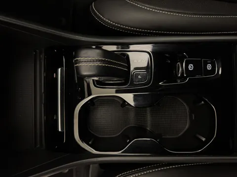 WK70XLL Volvo XC40 2.0 B4P R DESIGN Pro 5dr Auto Thumbnail #13