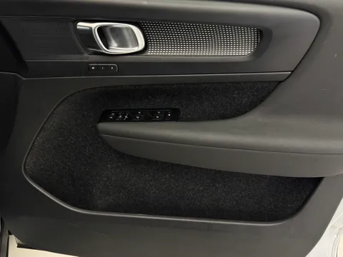 WK70XLL Volvo XC40 2.0 B4P R DESIGN Pro 5dr Auto Thumbnail #28