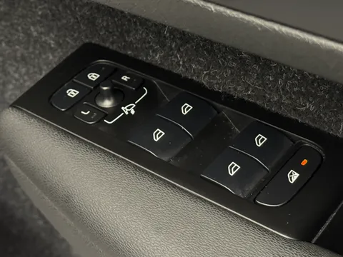 WK70XLL Volvo XC40 2.0 B4P R DESIGN Pro 5dr Auto Thumbnail #29