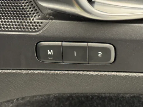 WK70XLL Volvo XC40 2.0 B4P R DESIGN Pro 5dr Auto Thumbnail #31