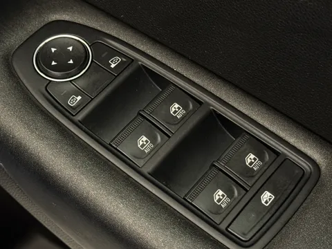 DA72CHV Renault Captur 1.6 E-TECH Hybrid 145 Iconic Edition 5dr Auto Thumbnail #18