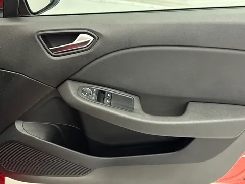 DY70LCM Renault Clio 1.0 TCe 100 Iconic 5dr Thumbnail #17