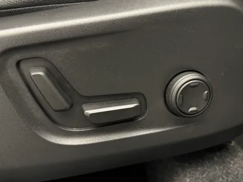 DT74JWE Volvo XC40 2.0 B3P Ultra Dark 5dr Auto Thumbnail #19