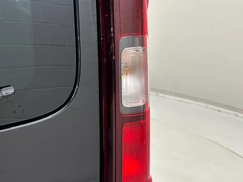 DS75AYO Renault Trafic SL28 Blue dCi 150 Extra [Safety] 9 Seater Thumbnail #32