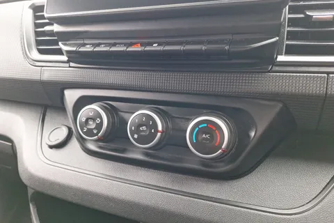 HV72ZHO Renault Trafic LL30 Blue dCi 130 Business+ Van Thumbnail #38