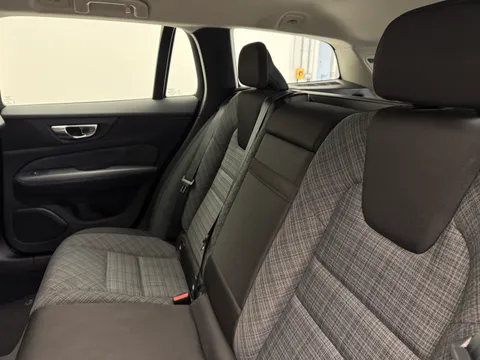 DX22LSZ Volvo V60 2.0 B4P Momentum 5dr Auto [7 speed] Thumbnail #11