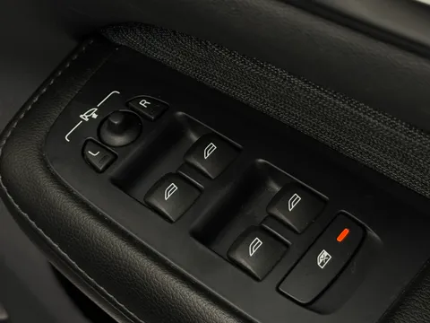 DX22LSZ Volvo V60 2.0 B4P Momentum 5dr Auto [7 speed] Thumbnail #30