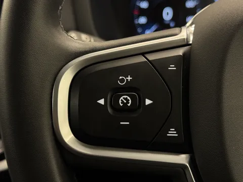 DX22LSZ Volvo V60 2.0 B4P Momentum 5dr Auto [7 speed] Thumbnail #17