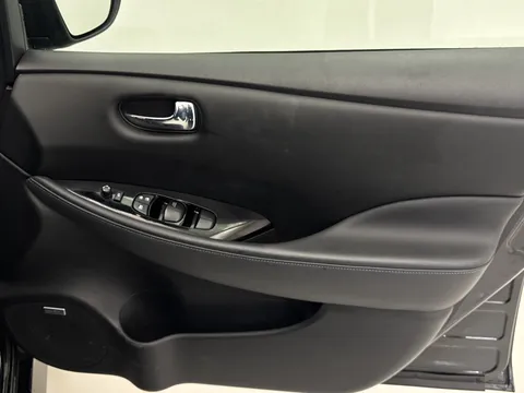 DN71XYS Nissan LEAF 110kW Tekna 40kWh 5dr Auto Thumbnail #19
