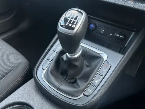 WV71MWL Hyundai Kona 1.0 TGDi 48V MHEV Premium 5dr Thumbnail #13