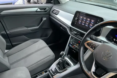 DY72FFV Volkswagen T-Roc 1.0 TSI Life 5dr Thumbnail #13