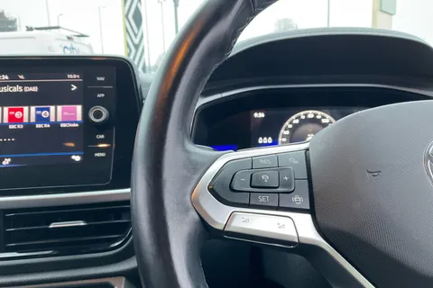 DY72FFV Volkswagen T-Roc 1.0 TSI Life 5dr Thumbnail #18