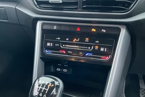 DY72FFV Volkswagen T-Roc 1.0 TSI Life 5dr Thumbnail #24