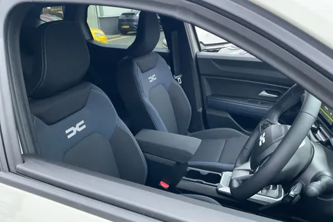 DL75UOM Dacia Duster 1.6 Hybrid 140 Journey 5dr Auto Thumbnail #24