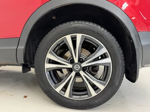 11 of 33 for Nissan Qashqai 1.3 DiG-T N-Connecta 5dr