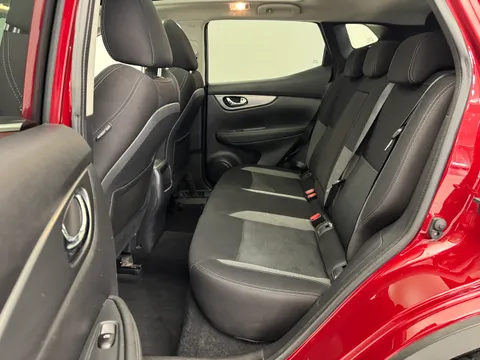 14 of 33 for Nissan Qashqai 1.3 DiG-T N-Connecta 5dr