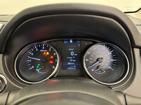 16 of 33 for Nissan Qashqai 1.3 DiG-T N-Connecta 5dr