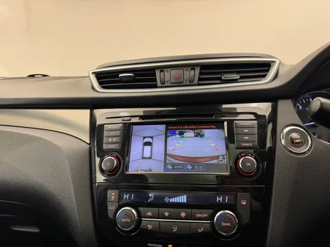 18 of 33 for Nissan Qashqai 1.3 DiG-T N-Connecta 5dr