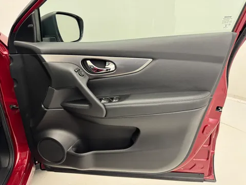 24 of 33 for Nissan Qashqai 1.3 DiG-T N-Connecta 5dr