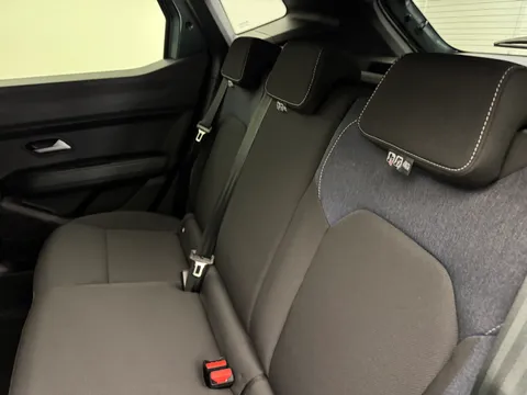 DL75UOH Dacia Duster 1.6 Hybrid 140 Journey 5dr Auto Thumbnail #11