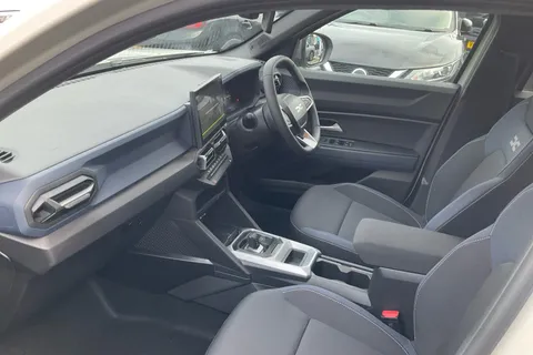 DL75UOK Dacia Duster 1.6 Hybrid 140 Journey 5dr Auto Thumbnail #4