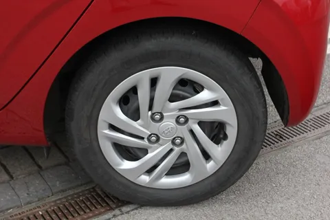 7 of 33 for Hyundai i10 1.0 MPi SE 5dr